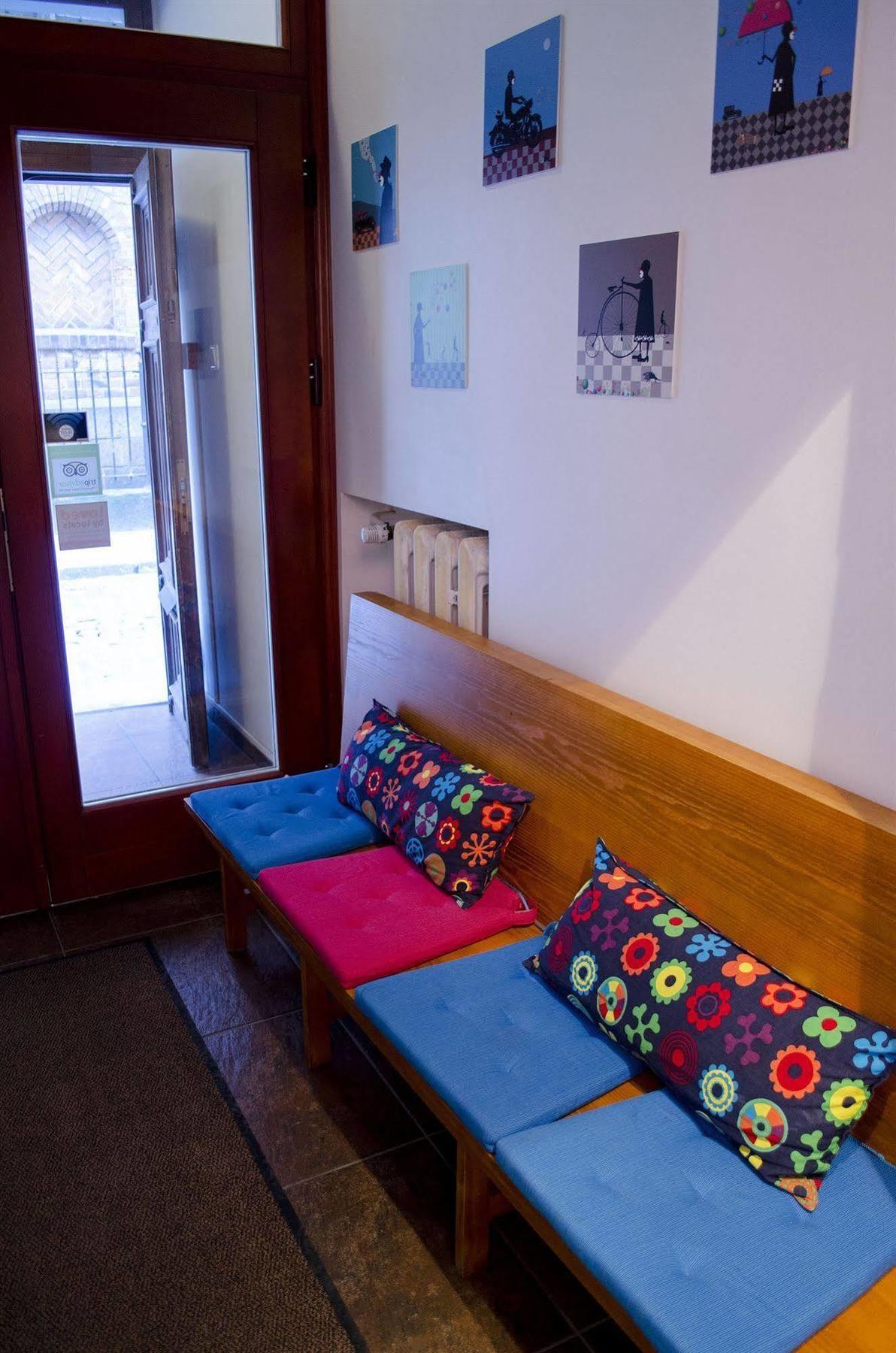 Red Nose Hostel With Self-Check In リガ エクステリア 写真