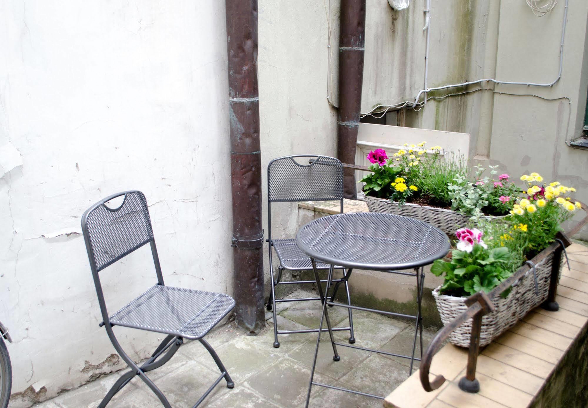 Red Nose Hostel With Self-Check In リガ エクステリア 写真